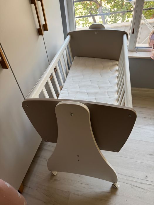 Дървена кошара-люлка