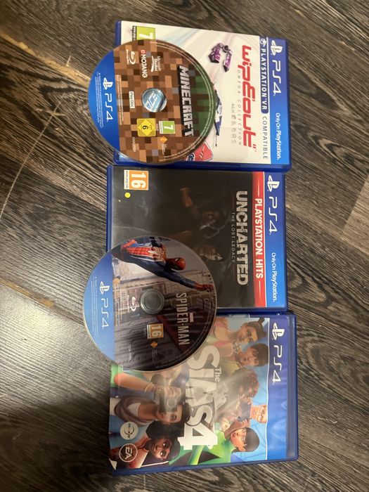 Vand ps4 nou (NEGOCIABIL - 5 jocuri , incarcator si cablu si 2 console