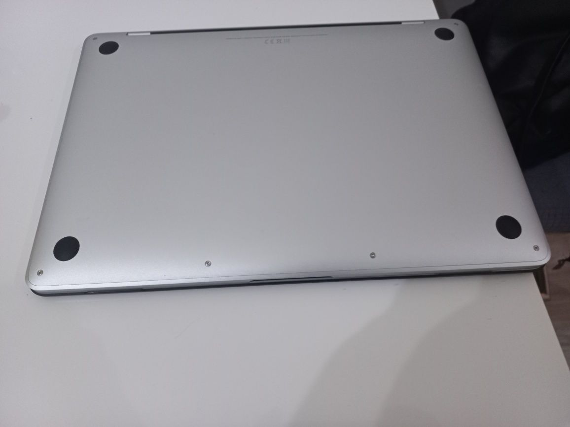 MacBook Pro M2 13,3 inch 8Gb ,47 cicluri