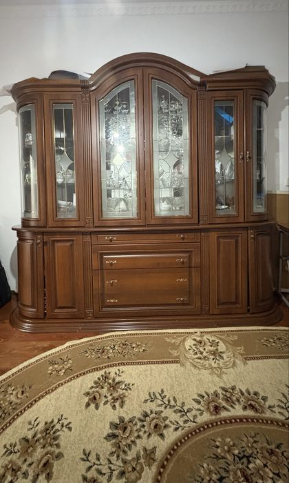 Сервант сатылады. Ішінде хрусталь ыдыстармен бірге