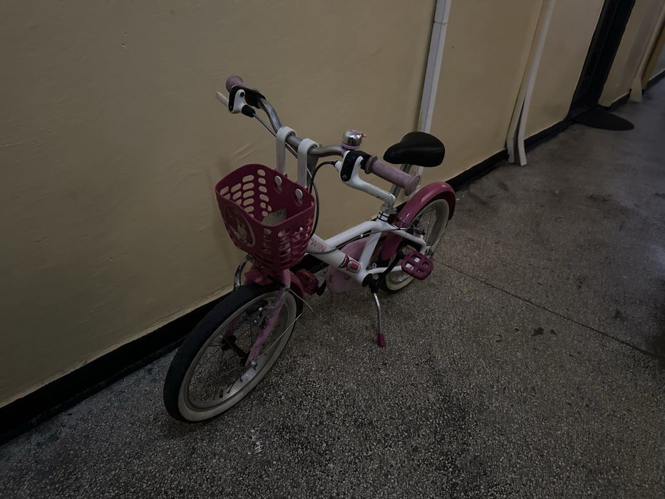 Bicicleta fete culoarea alb cu roz
