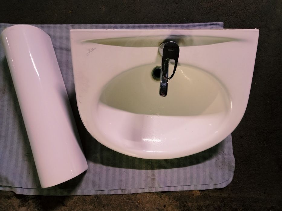Продам раковину с краном и тюльпаном.