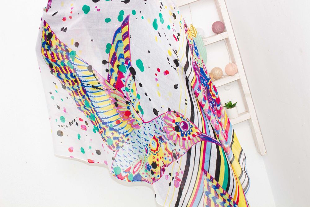 Desigual дамски голям бял шал с многоцветен принт колибри полиестер