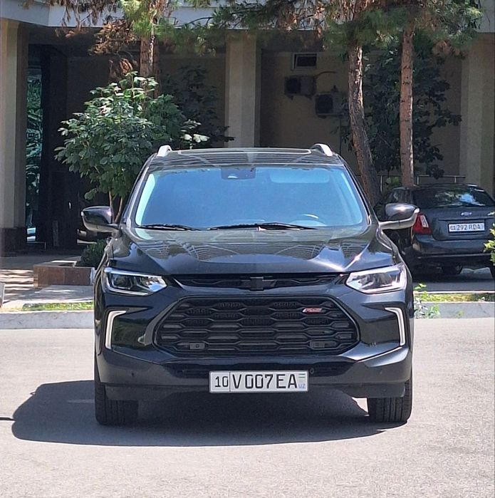 TRACKER PREMIER
Yili: 2023–2024 yy;
Probeg: 80 000 km;
Kraskasi: Qora,
