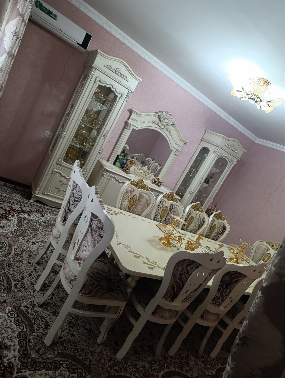 Alibek jome masjidi oldida xovli sotiladi