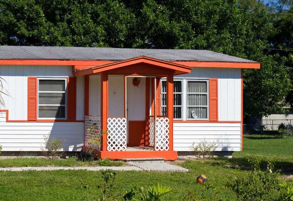 Case moderne pe structura metalica, cabane rustice tip A