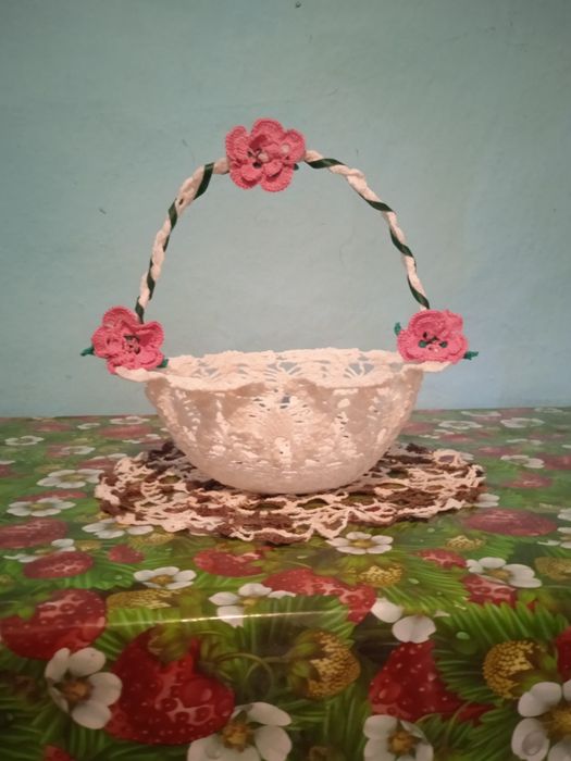 Конфетница белая вязаная крючком.