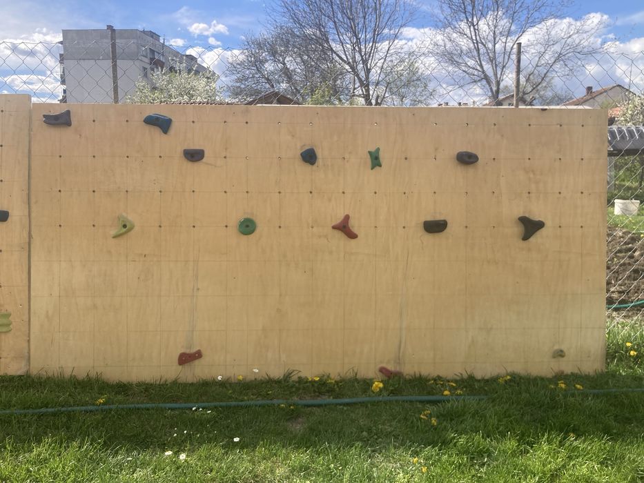 Детска стена за катерене