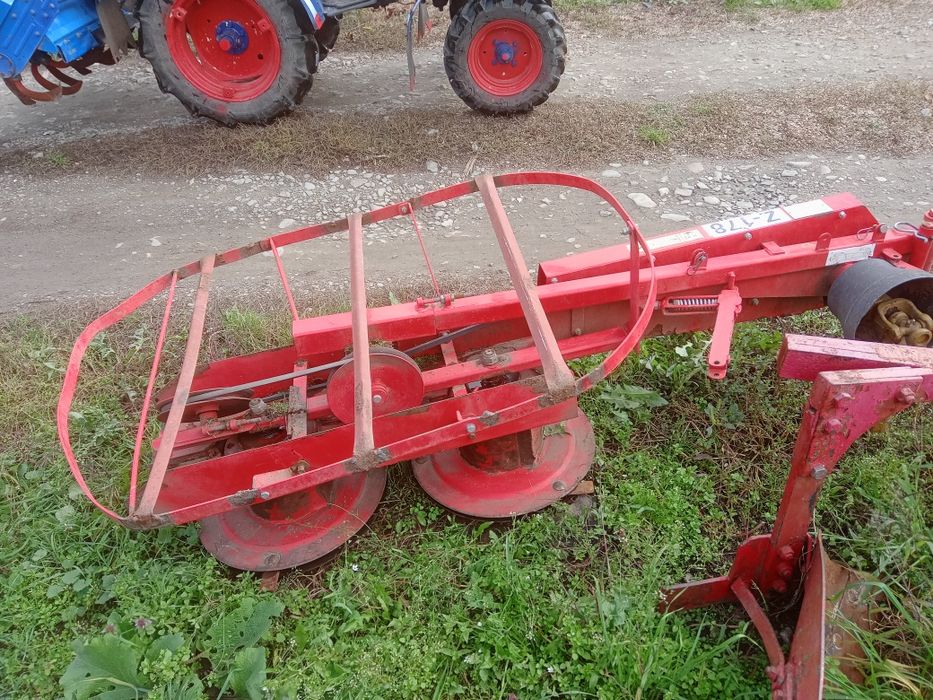 Vând tractor Iseki cu plug ,freza și cositoare