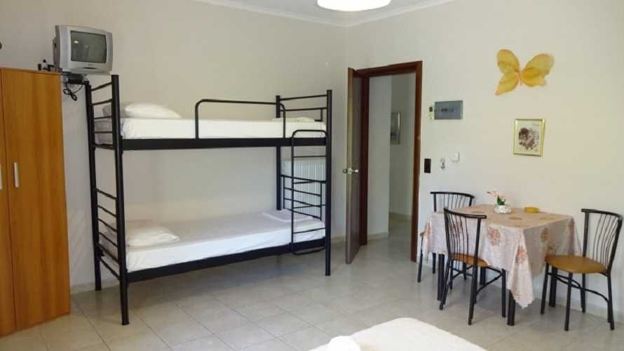 Продава хотел 312 м2 и двор 500 м2 в Аспровалта, Гърция