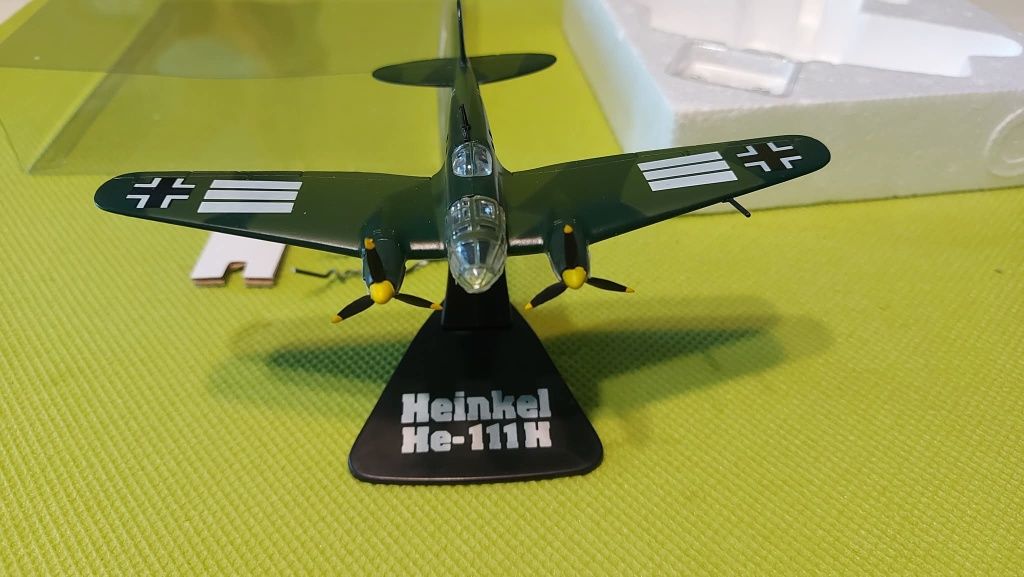 Декорация за бюро. Самолет Heinkel He-111 . Цена:40лв.