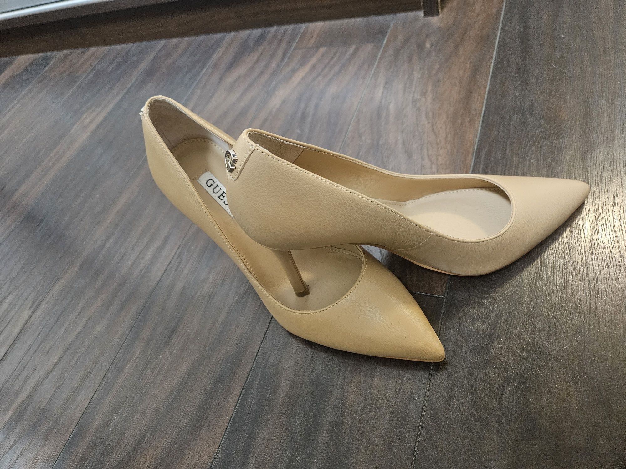 Класическа обувка на ток GUESS