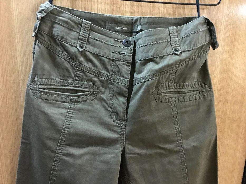 Pantaloni khaki ca noi