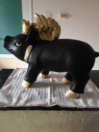 Decoratiune porcusor negru, aripi aurii, ceramic, lung 50cm, cam copil