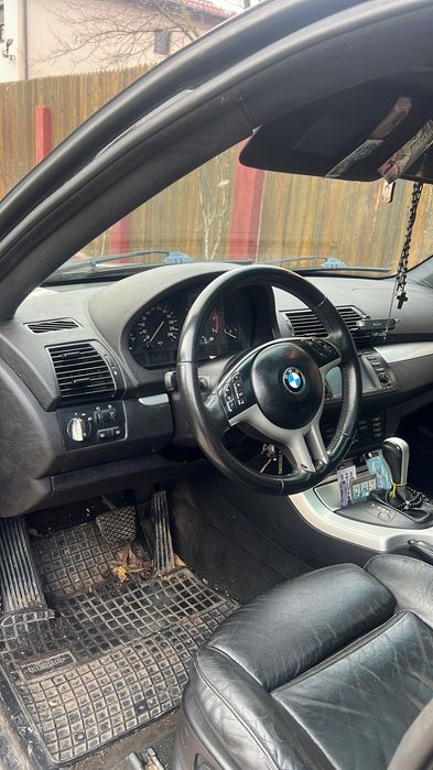 Bmw x5 pentru dezmembrat arata si merge bine
