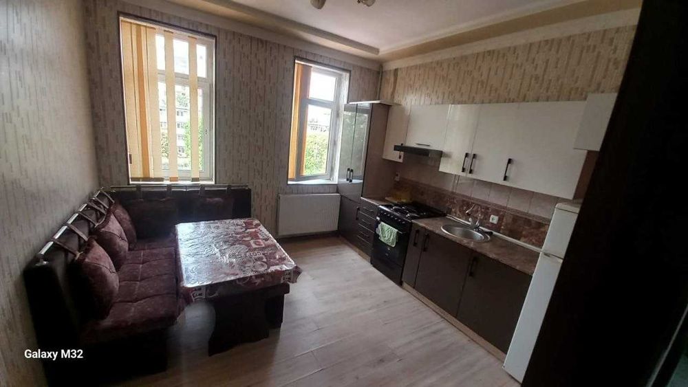Шахар маркази Асака банк  4 хонали квартира ижарага берилади.ID: 1445