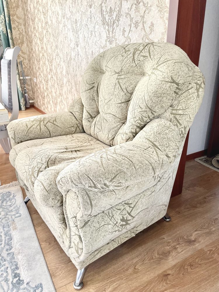 Продам большой диван с креслом