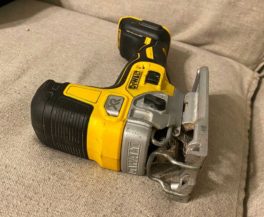 Fierastrau vertical DEWALT DCS335 pe 18V Brushless - corp