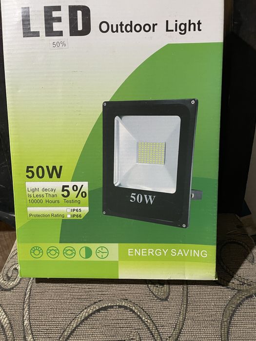 Прожектор  йэнги каробкада салафанида турибди