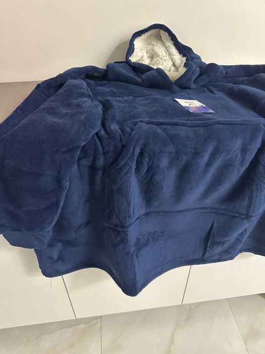 Дебело зимно одеяло с ръкави и качулка