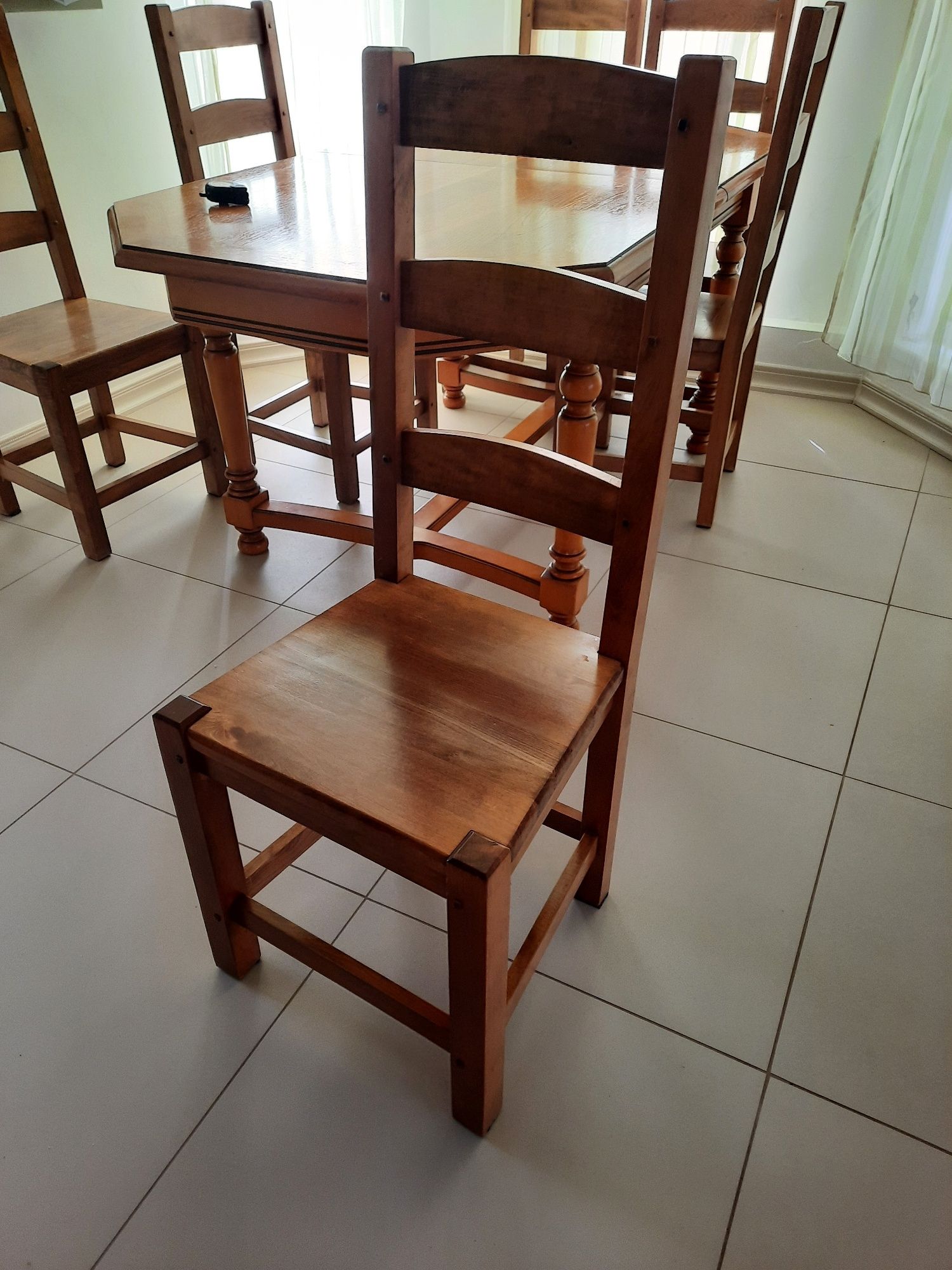Set masa extensibila cu 6 scaune din lemn