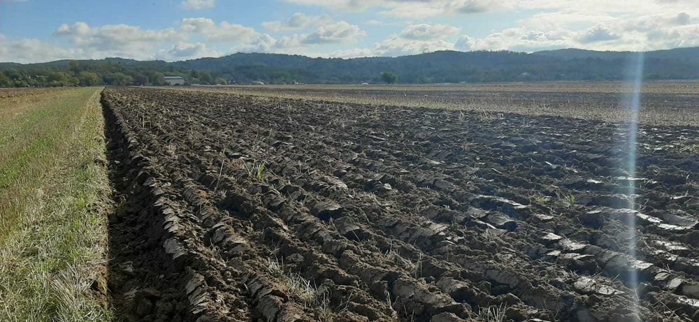 Vând tractor Valtra Valmet 365 și plug Kverneland cu două trupițe