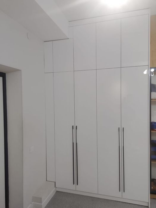 Продам белый шкаф