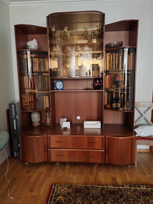 Продам сервант для гостинной