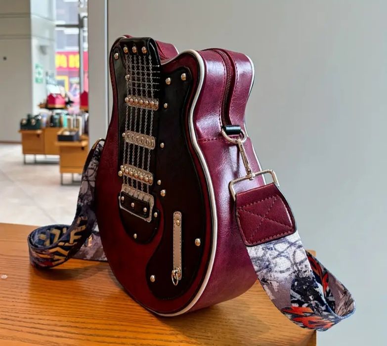 Сумка в форме гитары