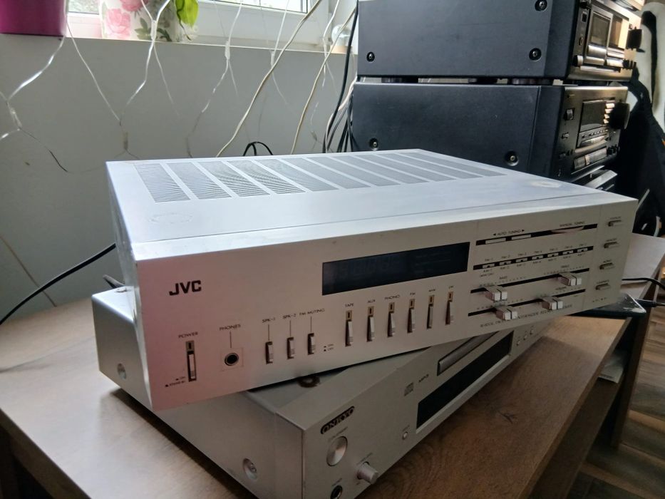 Vind tuner amplificator JVC in perfecta stare.