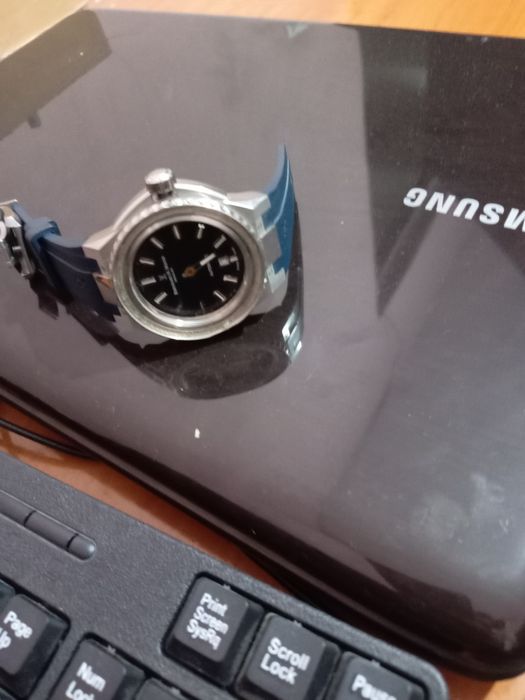 Соат бор сотилоди