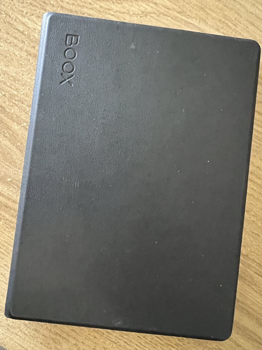 Onyx Boox Poke 5 с магнитен калъф