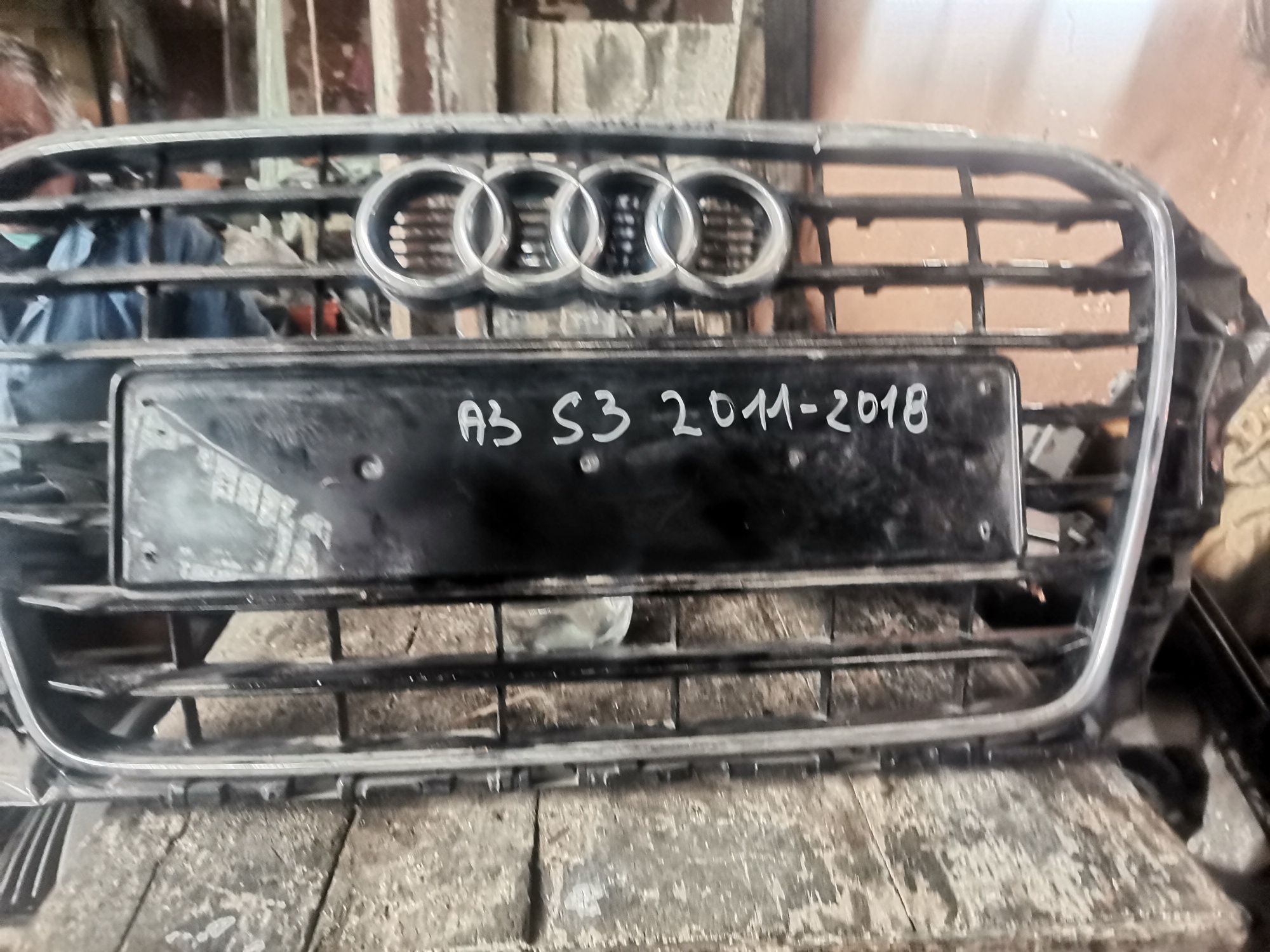 Оргинална Предна решетка за audi a3 s3 2011++