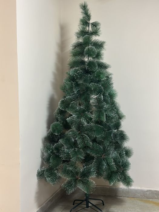 Искуственнная пушистая елка с зелеными ветками и снежным насыплением