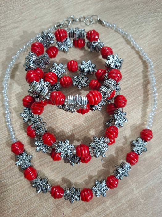 комплекти  гривни и колие  " Снежинки "