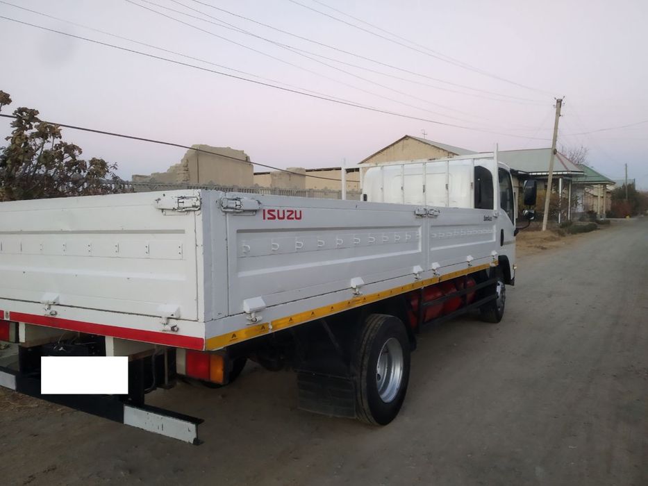 Isuzu bort yuk avtomobili