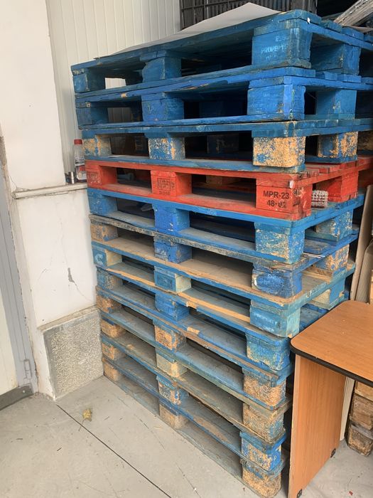 Se dau paleti albastri euro