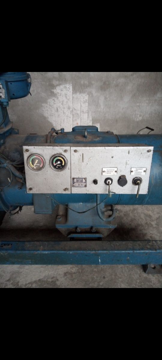 Generator de curent trifazic