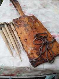 Старая деревянная прялка ручной работы и  веретино