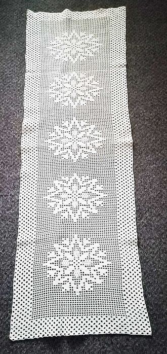 fata de masa noua dantela crosetata crem fulgi de nea  130/42 cm