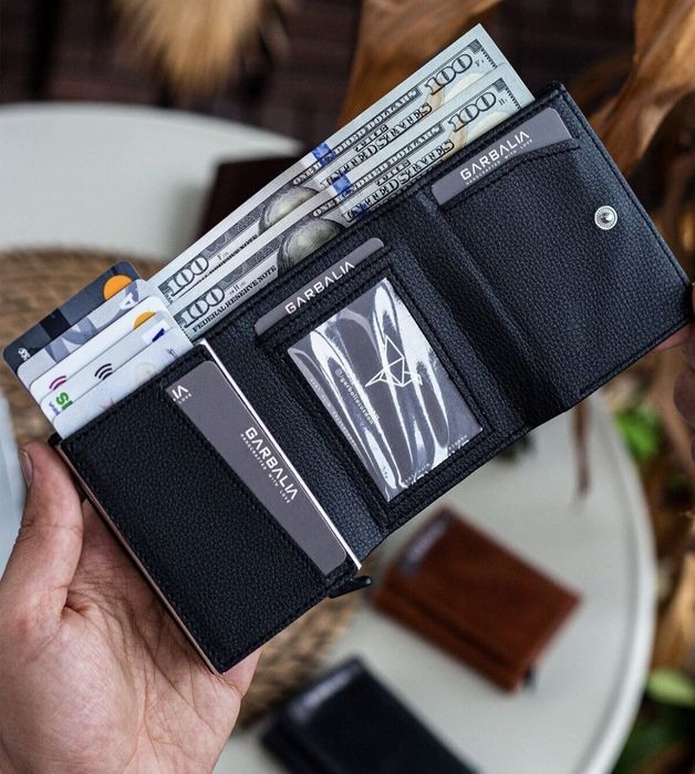 Черен портфейл с картодържател