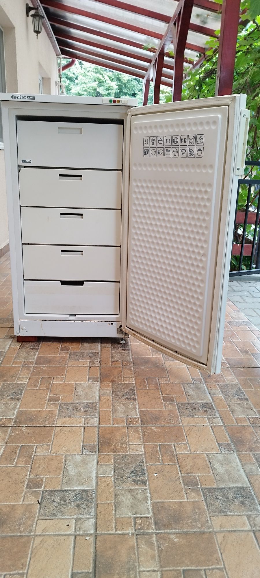 Vând congelator Arctic 5 sertare