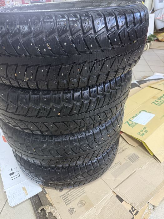 Продам шины шипованые 215/65/16