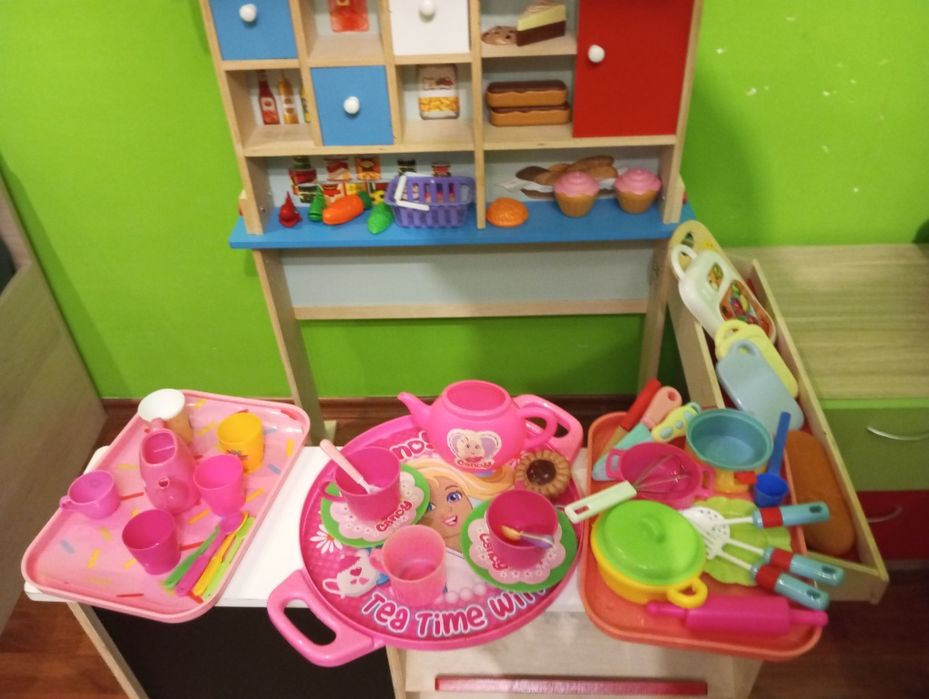 Детска кухня с играчки
