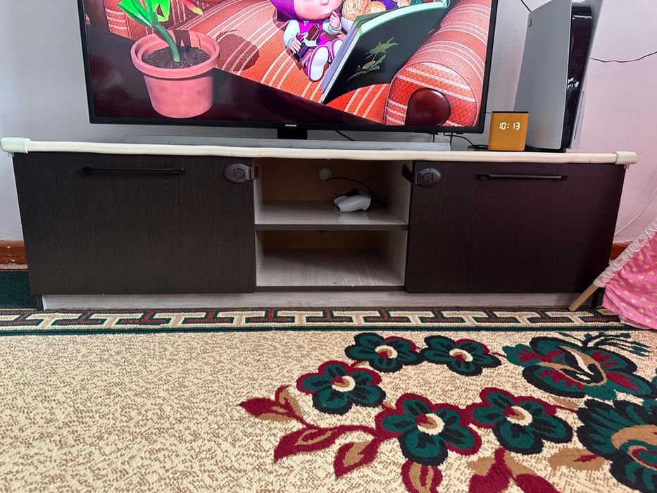 Продается тумба под телевизор в хорошем состоянии.