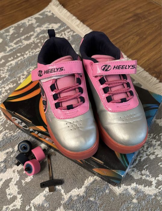 Кроссовки на колёсиках женские