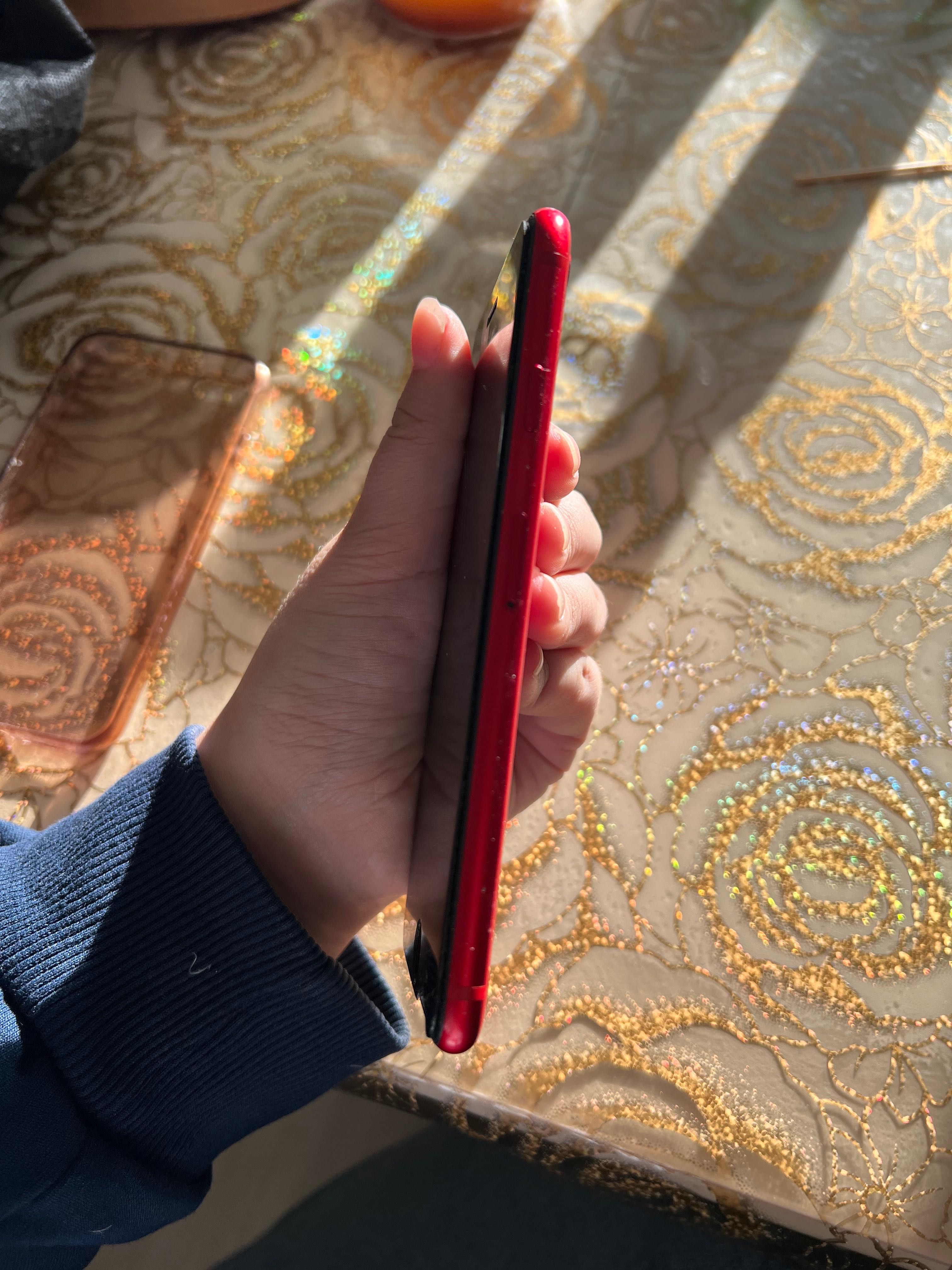 iPhone 8 Red, в отличном состоянии