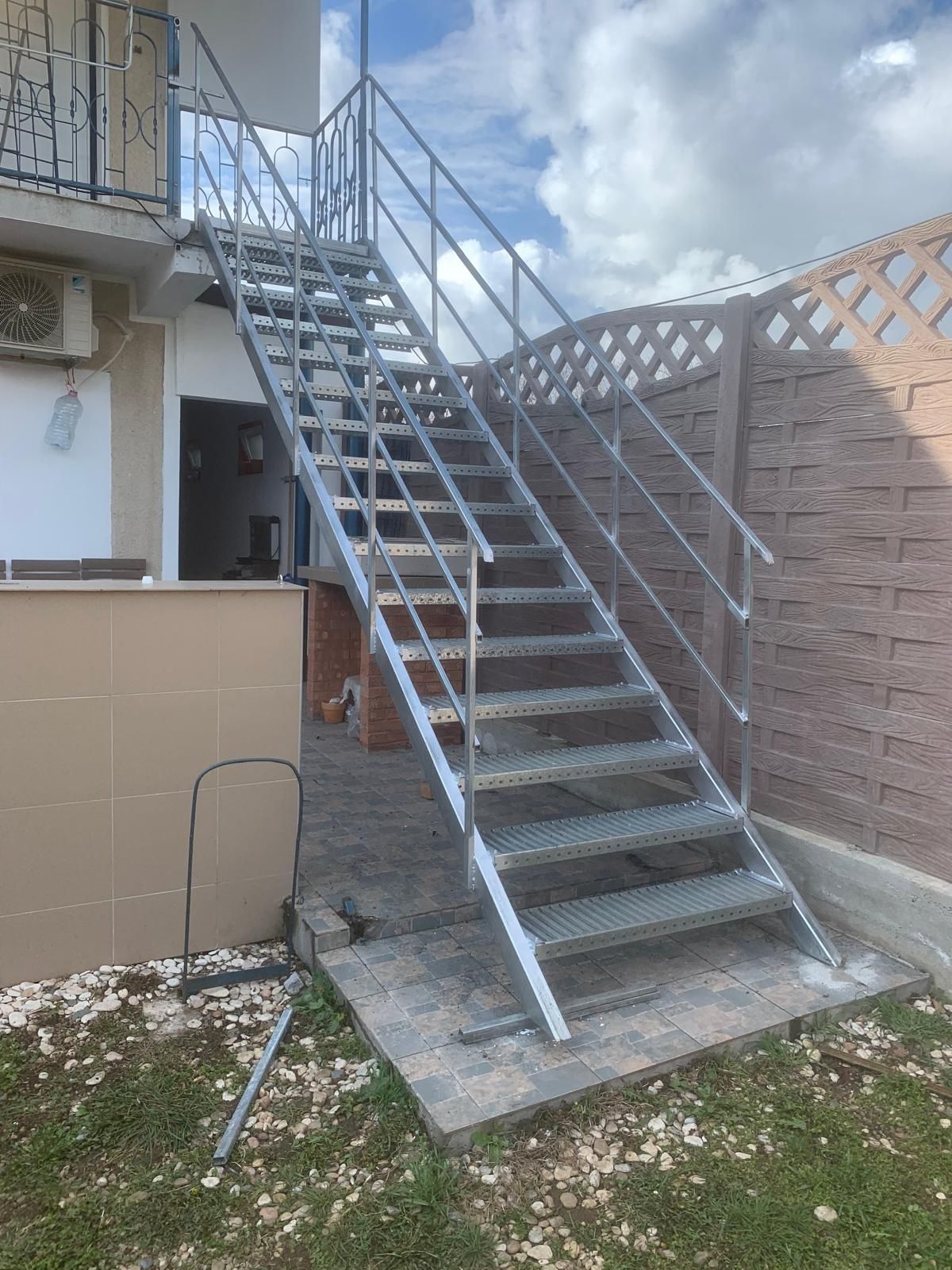 Scara metalica zincata pt exterior cu podeț