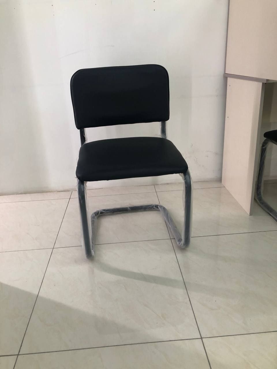 Mebel stul sotiladi qziqan odamga kelishtrib beriladi holati yangi