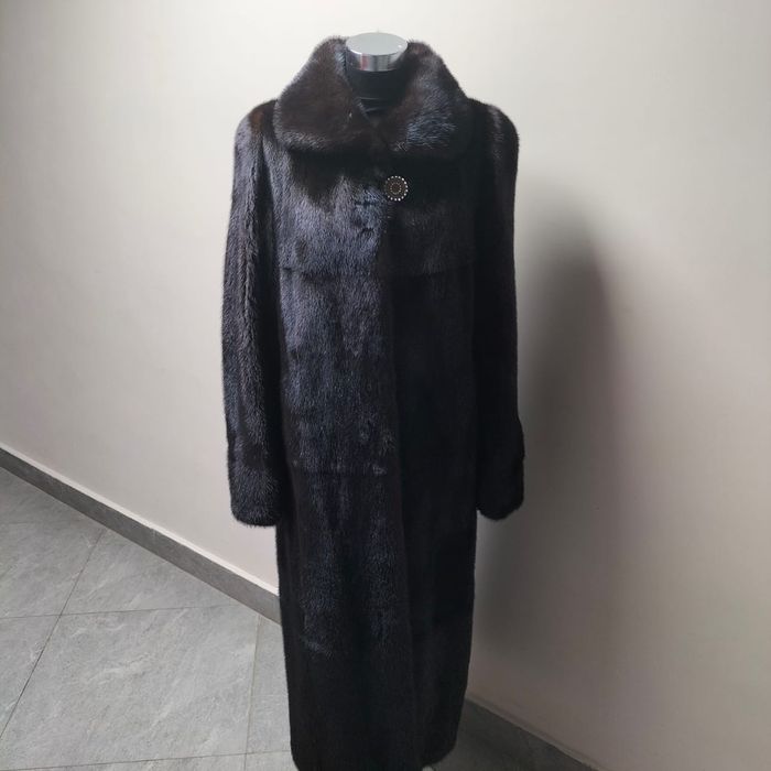 Продаётся норковая шуба, классика.Продаётся дубленка .С капюшоном. Оч